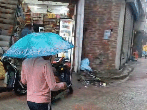 हमीरपुर के सुजानपुर बाजार में तेज बारिश के बाद सड़कों पर बहता हुआ पानी।