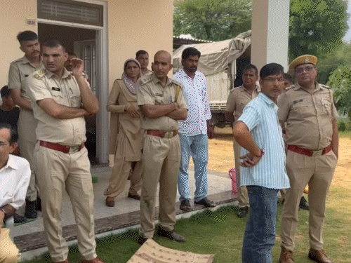 सूचना के बाद आबकारी विभाग की टीम ने मौके पर दमकल बुलाई।