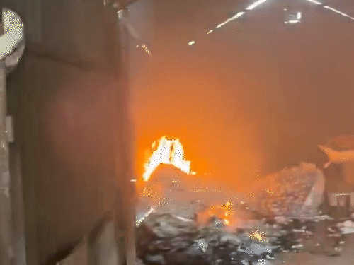 आबकारी विभाग की छापेमारी की भनक लगते ही आरोपियों ने अवैध रूप से चल रही फैक्ट्री में आग लगा दी और मौके से भाग गए।