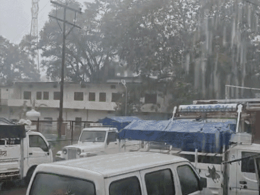 कांगड़ा में सुबह के वक्त तेज बारिश।