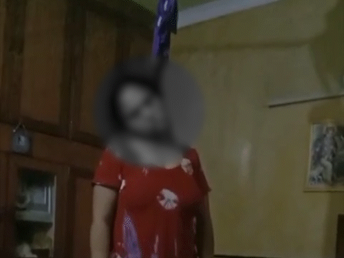 घर के अंदर फंदे पर लटकी मिली महिला की लाश।