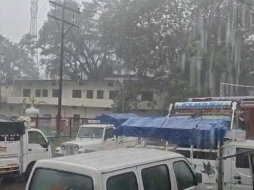कांगड़ा में सुबह के वक्त तेज बारिश।