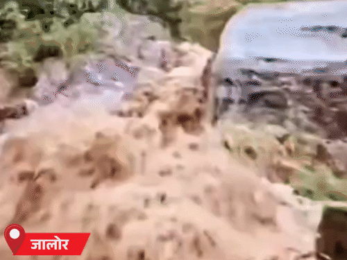 जालोर में तेज बारिश के बाद शहर के भाद्राजून में पहाड़ों पर झरने बहने लगे।