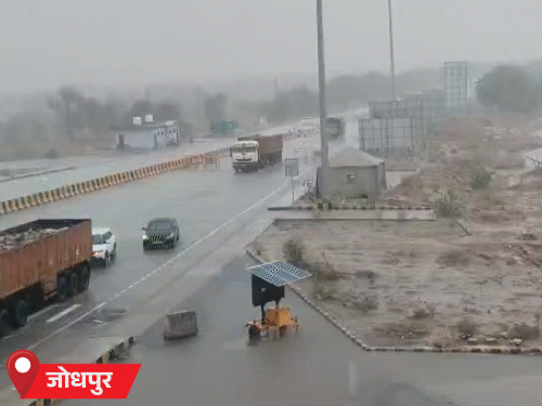 जोधपुर के डांगियावास में बारिश के दौरान हाईवे पर पानी जमा हो गया।