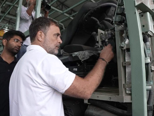 राहुल गांधी ने बस के अंदर लगी मशीन को छूकर देखा।