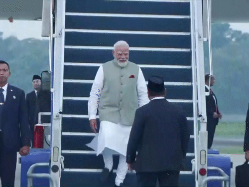 जकार्ता एयरपोर्ट पर इंडोनेशिया के राष्ट्रपति प्रबोवो सुबियांतो ने पीएम मोदी का स्वागत किया।