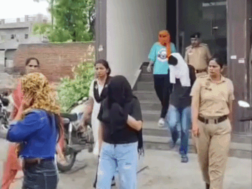 हिसार पुलिस युवतियों को अपने साथ ले गई।