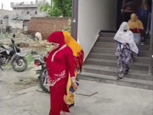 होटल से बाहर निकलती युवतियां।