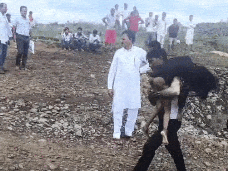 खदान से बच्ची को निकालने के बाद कंधे पर ले जाते परिजन।