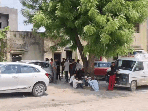 हमीरगढ़ में सरकारी हॉस्पिटल की मॉर्च्युरी के बाहर मौजूद परिजन।
