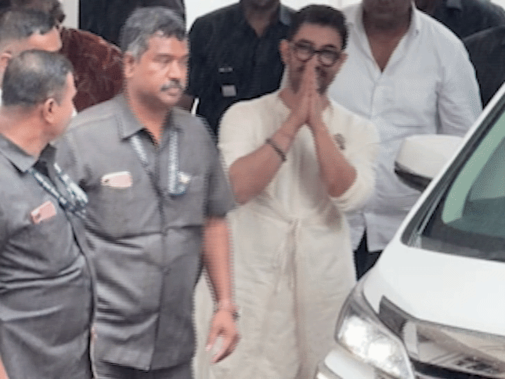 आमिर को पायल पहने देखा गया।