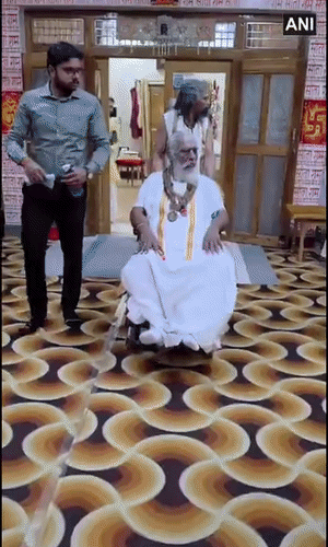 अध्यक्ष महंत नृत्य गोपाल दास अपने शिष्य कमल नयन दास के साथ व्हीलचेयर से बैठक में पहुंचे।