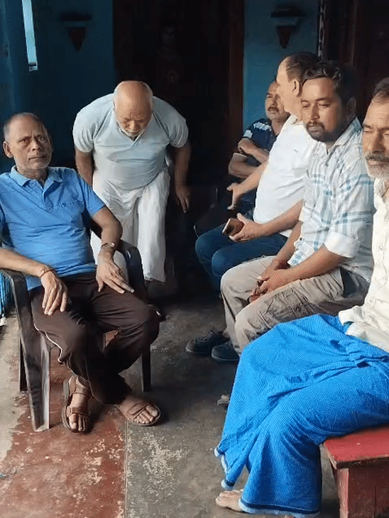 सोनाली के घर में परिवार वाले न्याय की आस में बैठे हुए।