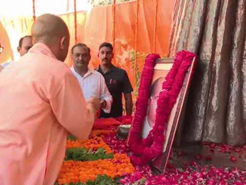सीएम योगी ने डॉ. श्यामा प्रसाद मुखर्जी की प्रतिमा के पास रखी तस्वीर पर फूल-माला चढ़ाई।
