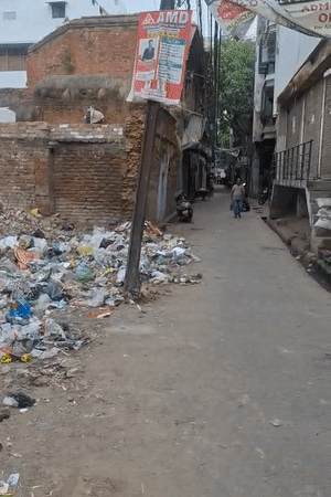 गोलागंज वार्ड में अमीनाबाद जाने वाली सड़क के किनारे एक खाली प्लॉट कूड़ा घर में तब्दील हो चुका है। स्थानीय लोगों का कहना है कि यहां रोजाना कूड़ा फेंका जाता है, जिससे गंदगी और दुर्गंध फैली रहती है।