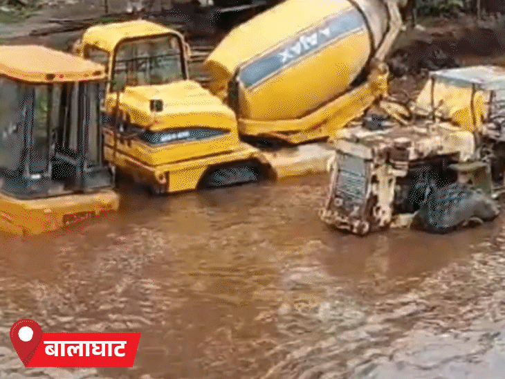 मध्य प्रदेश के बालाघाट में क्रेन और मशीनें नदी में बह गईं।