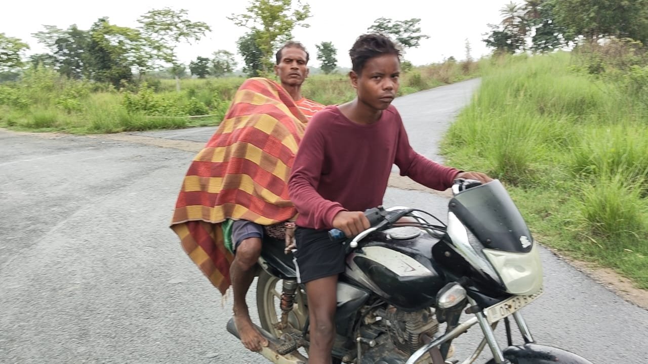 नरेश जिस बाइक पर पत्नी का शव लाया, वह भी पड़ोसी की है।