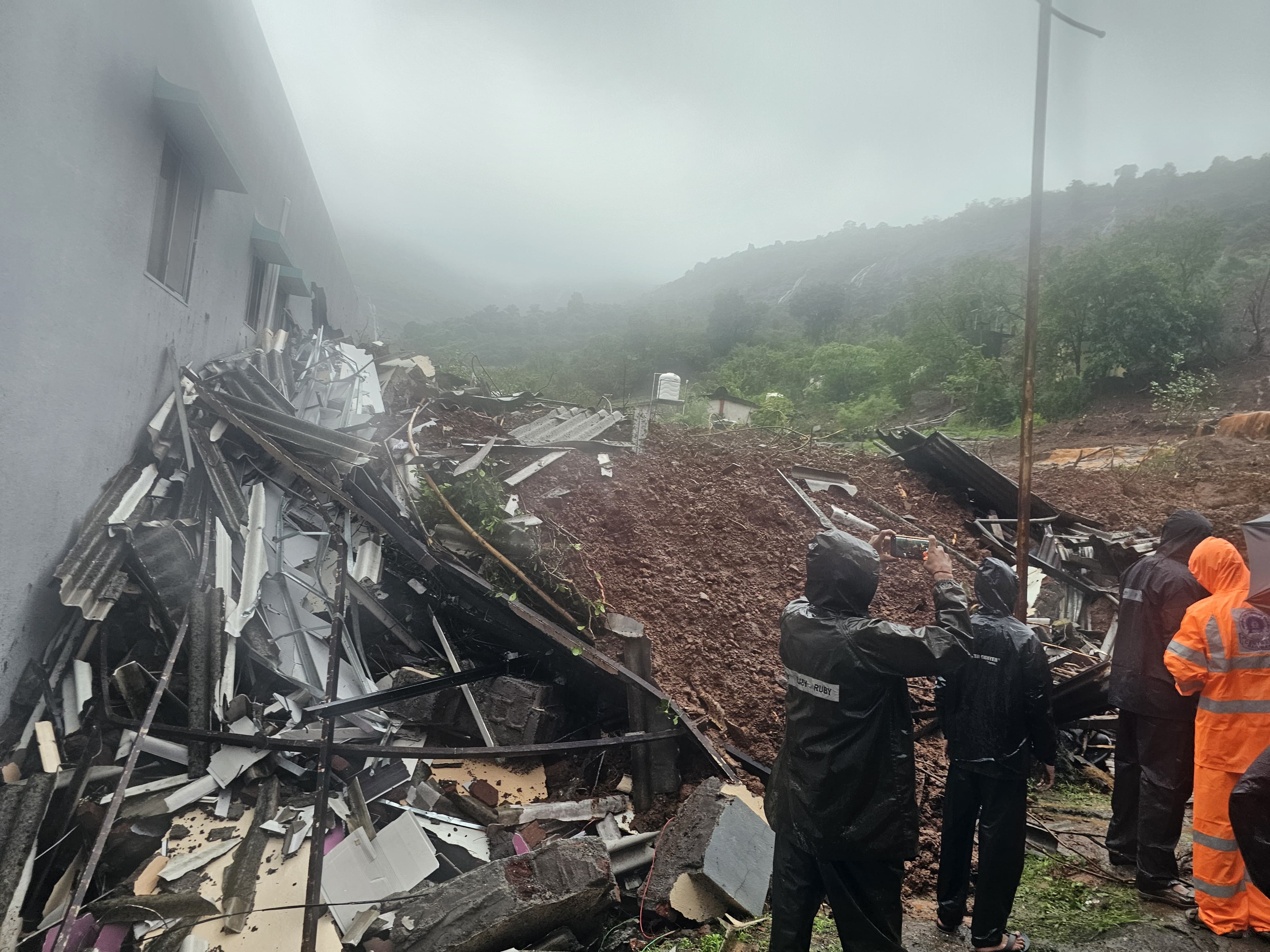 पुणे के मावल में बारिश के चलते लैंडस्लाइड में एक घर दब गया। मलबे में कुछ लोगों के फंसे होने की सूचना है।