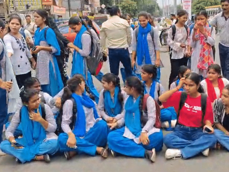 शास्त्री ब्रिज चौराहे पर चक्काजाम कर प्रदर्शन किया।