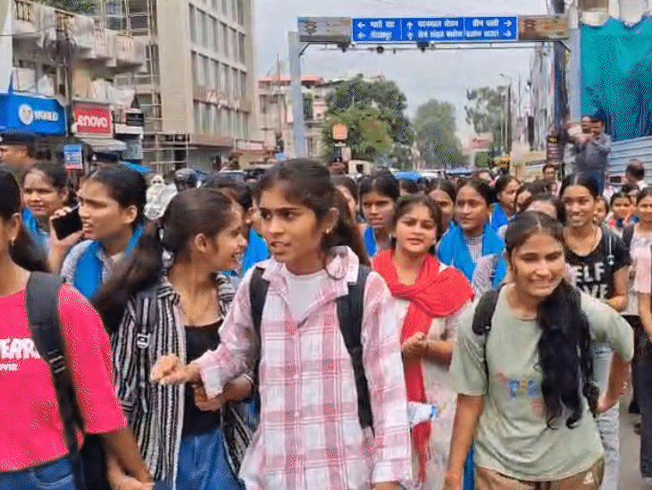 जबलपुर के होम साइंस कॉलेज की सैकड़ों छात्राएं सड़क पर उतर आईं।