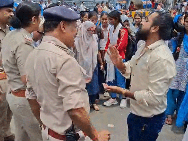पुलिस, कॉलेज प्रबंधन और उच्च शिक्षा विभाग के अधिकारी मौके पर पहुंचे और छात्राओं को समझाने का प्रयास किया।