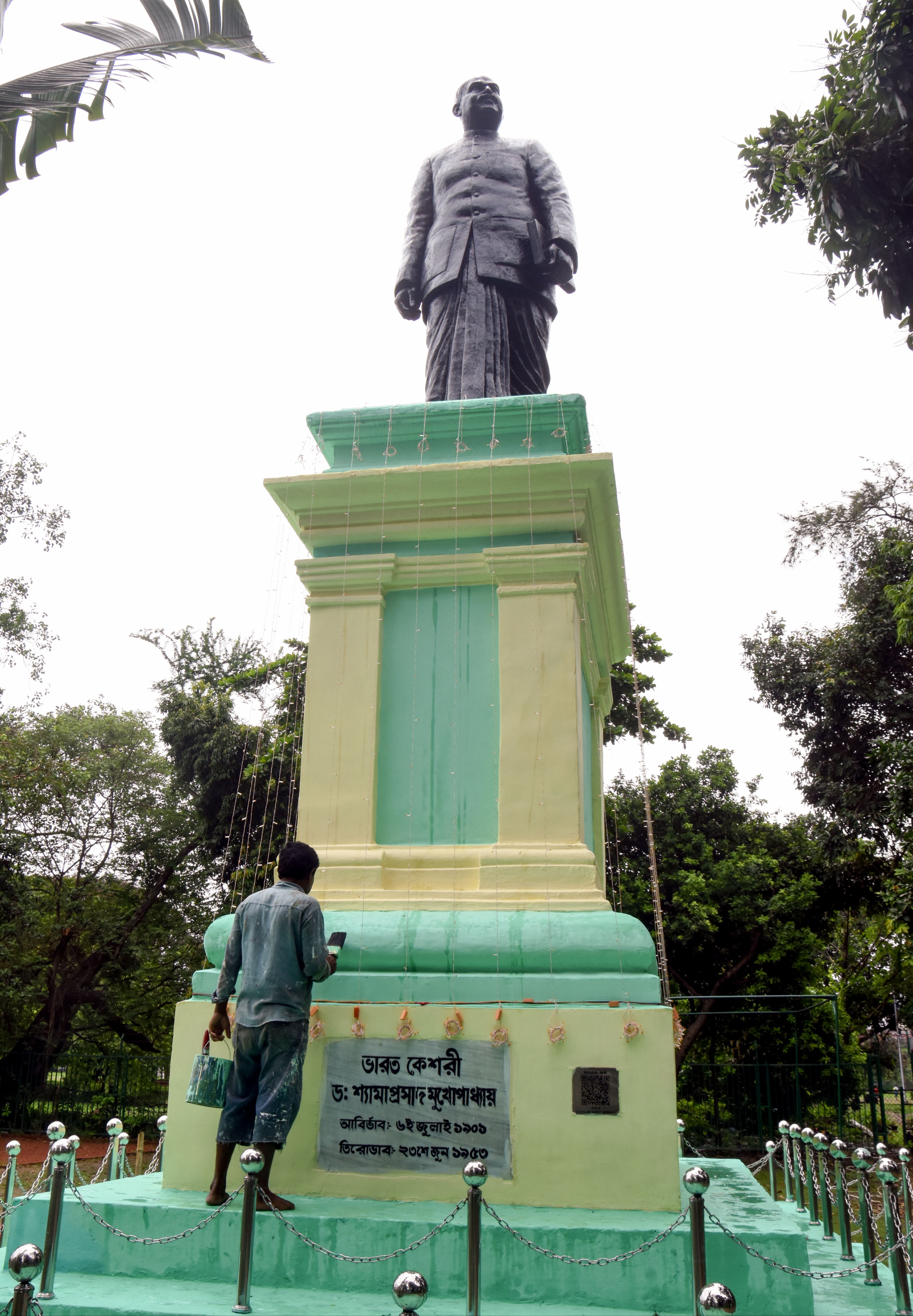 कोलकाता में पश्चिम बंगाल PWD का एक कर्मचारी भारतीय जनसंघ के संस्थापक नेता श्यामा प्रसाद मुखर्जी की मूर्ति पर रंग-रोगन करता नजर आया।