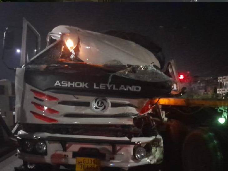 धडक इतकी भीषण होती की ट्रकचा पुढचा भाग पूर्णपणे चुरगळला.