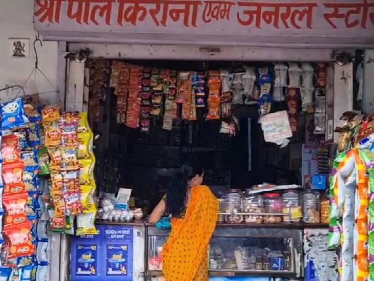 दुकान मालिक की शिकायत के आधार पर पुलिस बदमाशों की तलाश कर रही है