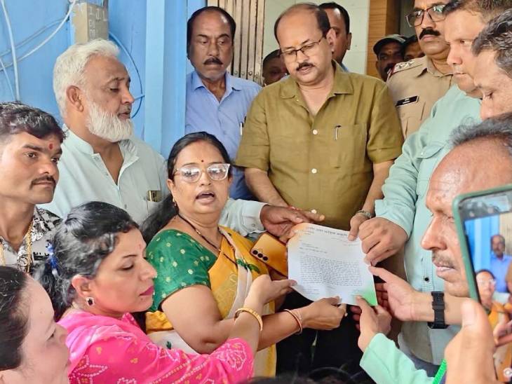 नगर आयुक्त की अनुपस्थिति में अपर आयुक्त को ज्ञापन सौंपा गया.