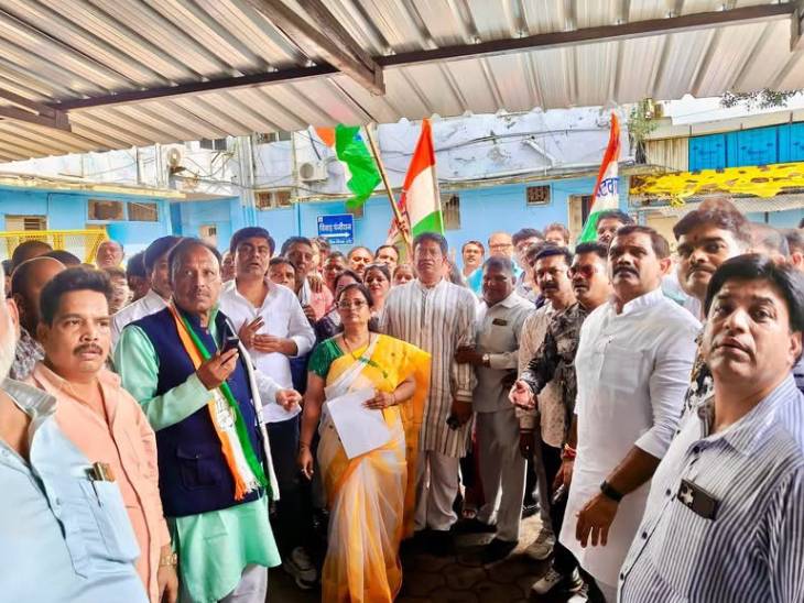 ज्ञापन देने पहुंचे शहर कांग्रेस अध्यक्ष, नगर निगम में नेता प्रतिपक्ष व अन्य कांग्रेसी।
