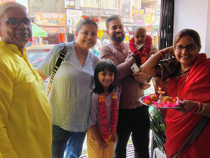 इस तस्वीर में कृष्ण मोहन पत्नी कुसुमलता (लाल साड़ी में), बेटी स्नेहा मोहन, दामाद और उनके दोनों बच्चों के साथ दिख रहे हैं।
