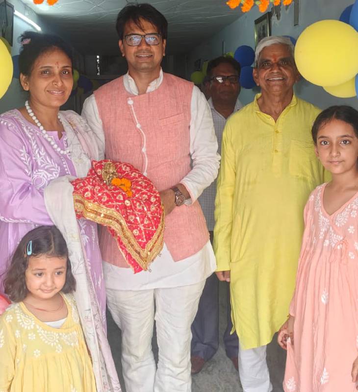 यह तस्वीर कृष्ण मोहन के बेटे सौरव मोहन, बहू नीरज और दो पोतियों रेवा (बड़ी) व रूमी की है।