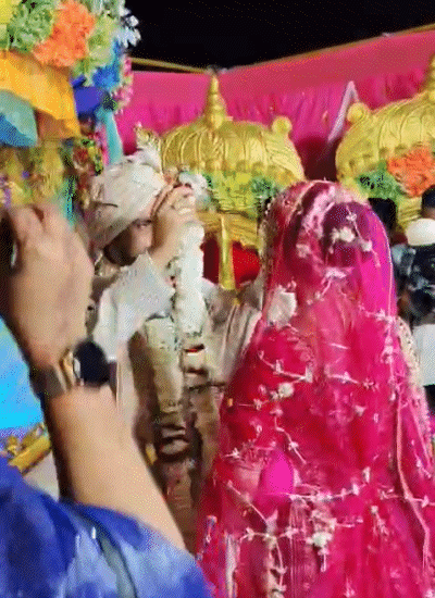 सोनाली को वरमाला पहनाता कमलकांत। (फाइल)