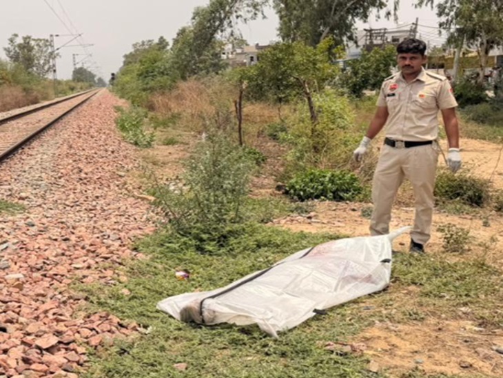 शव को पोस्टमॉर्टम के लिए अस्पताल भेजते हुए टीम।