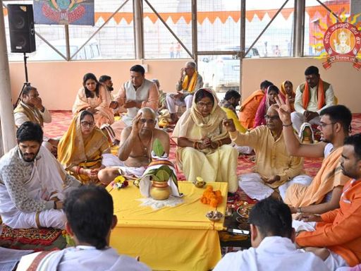 यह फोटो साल 2024 में रामलला की प्राण प्रतिष्ठा पूजन की है। इसमें यजमान के तौर पर कृष्ण मोहन (दाएं से तीसरे, पीले कुर्ते में) शामिल हुए थे।