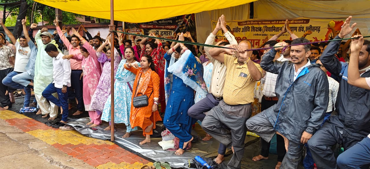 अपनी मांगों को लेकर हड़ताल कर रहे हैं अतिथि शिक्षक।