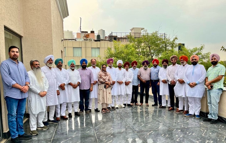 चन्नी यांच्यासोबत जमलेल्या या नेत्यांमध्ये खासदार रंधावा, आमदार प्रगट सिंग पहिल्यांदाच दिसले आहेत.