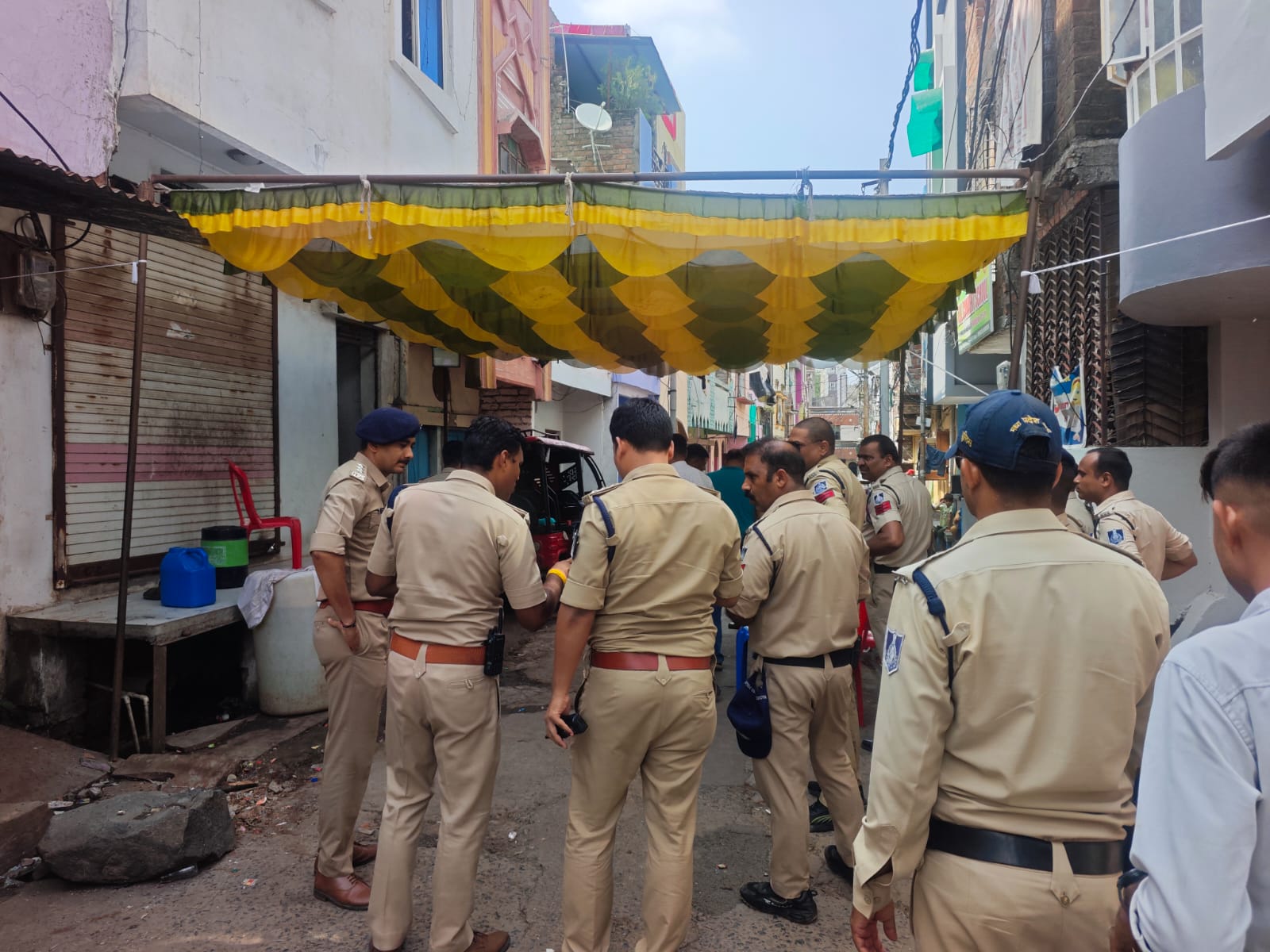 घर के बाहर कड़ी सुरक्षा.