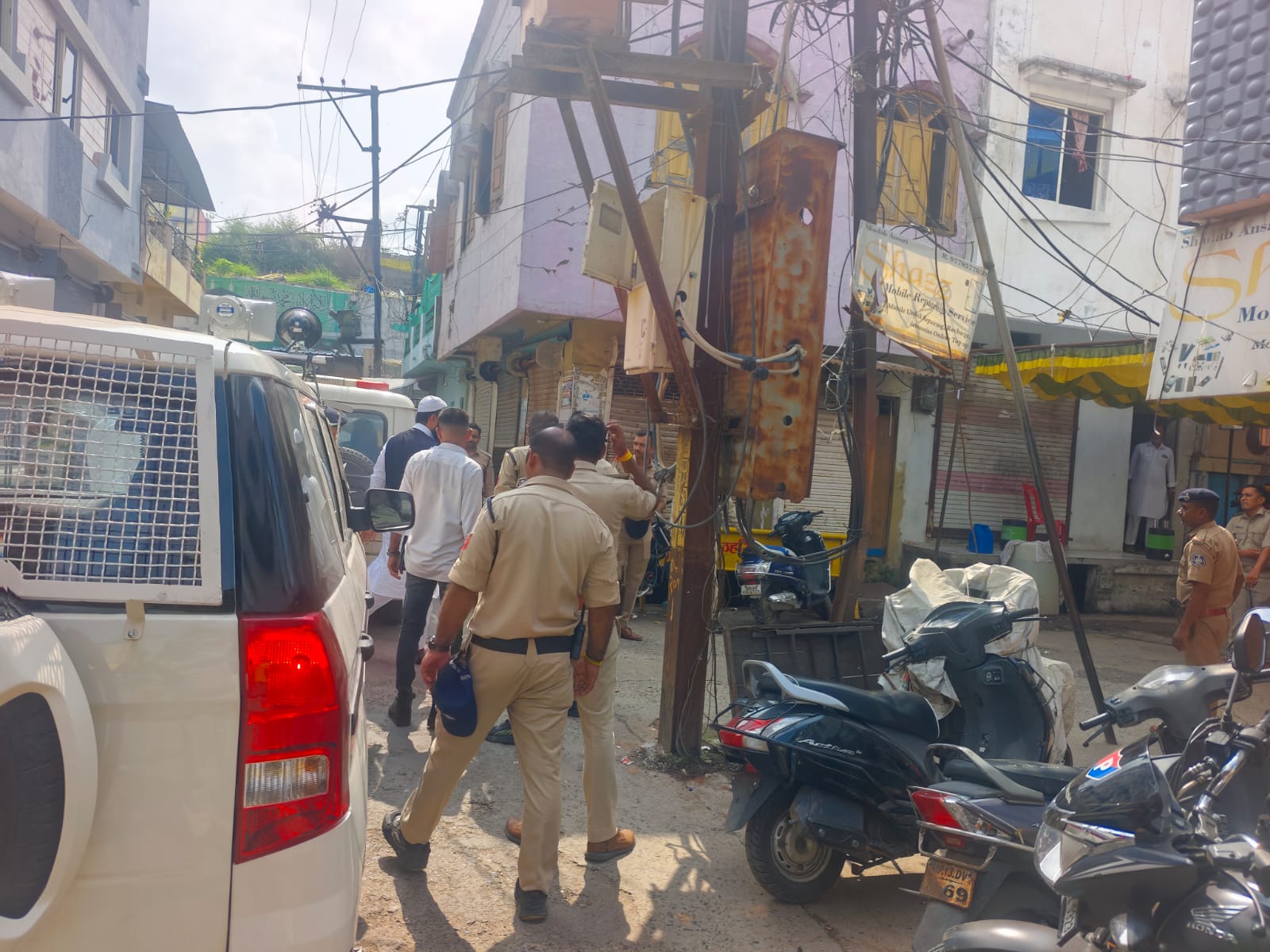 कड़ी सुरक्षा के बीच निकाह करने जा रहे अबरार।