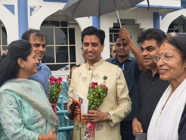 शैलेश लोढ़ा की बेटी की शादी में शामिल होने कवि कुमार विश्वास, एक्टर विक्की कौशल और स्वामी रामदेव भी पहुंचे।
