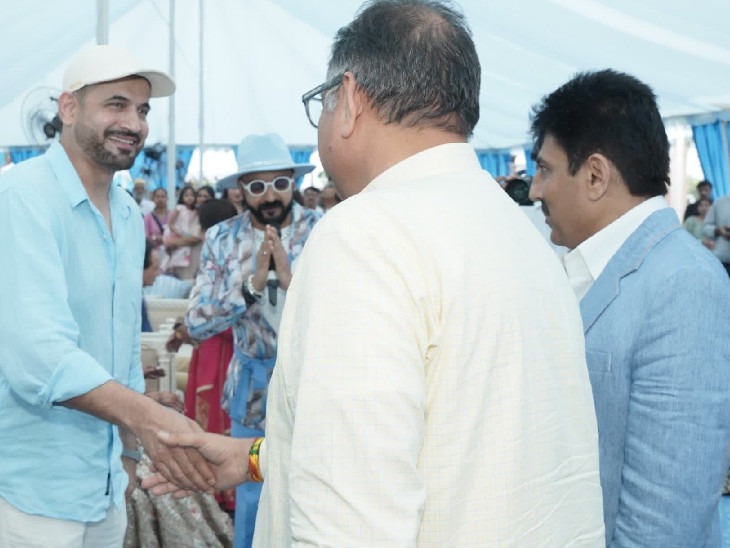 भाजपा सांसद सतीश पूनिया और भारतीय क्रिकेट टीम के पूर्व खिलाड़ी इरफान पठान भी शादी में शामिल होने पहुंचे।