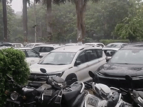 चंडीगढ़ में दोपहर के वक्त तेज बारिश हुई।