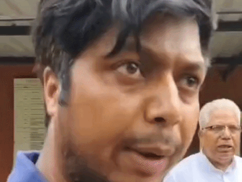 बिजली कनेक्शन न जारी होने पर जानकारी देता देवेंद्र और उसके पिता बलवंत।