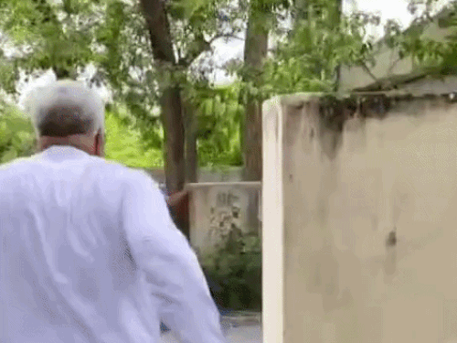 एक्सईएन के पीछे भागता देवेंद्र का पिता बलवंत सिंह।