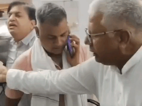 ऑफिस के स्टाफ ने एक्सईएन के साथ हो रही हाथापाई में बीच बचाव किया।