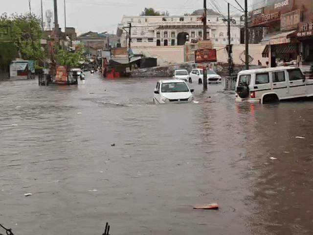 राजस्थान के झुंझुनूं में सड़कों पर खड़ी कारें पानी में डूब गईं।