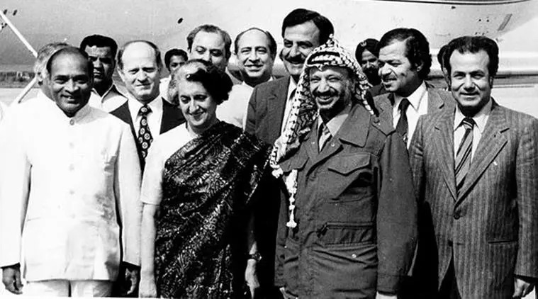 फिलिस्तीनी मुक्ति संगठन (PLO) के चेयरमैन यासर अराफात 3 मार्च, 1980 को भारत आए थे। दिल्ली हवाई अड्डे पर उनकी प्रधानमंत्री इंदिरा गांधी और विदेश मंत्री पी.वी. नरसिम्हा राव के साथ ली गई तस्वीर।