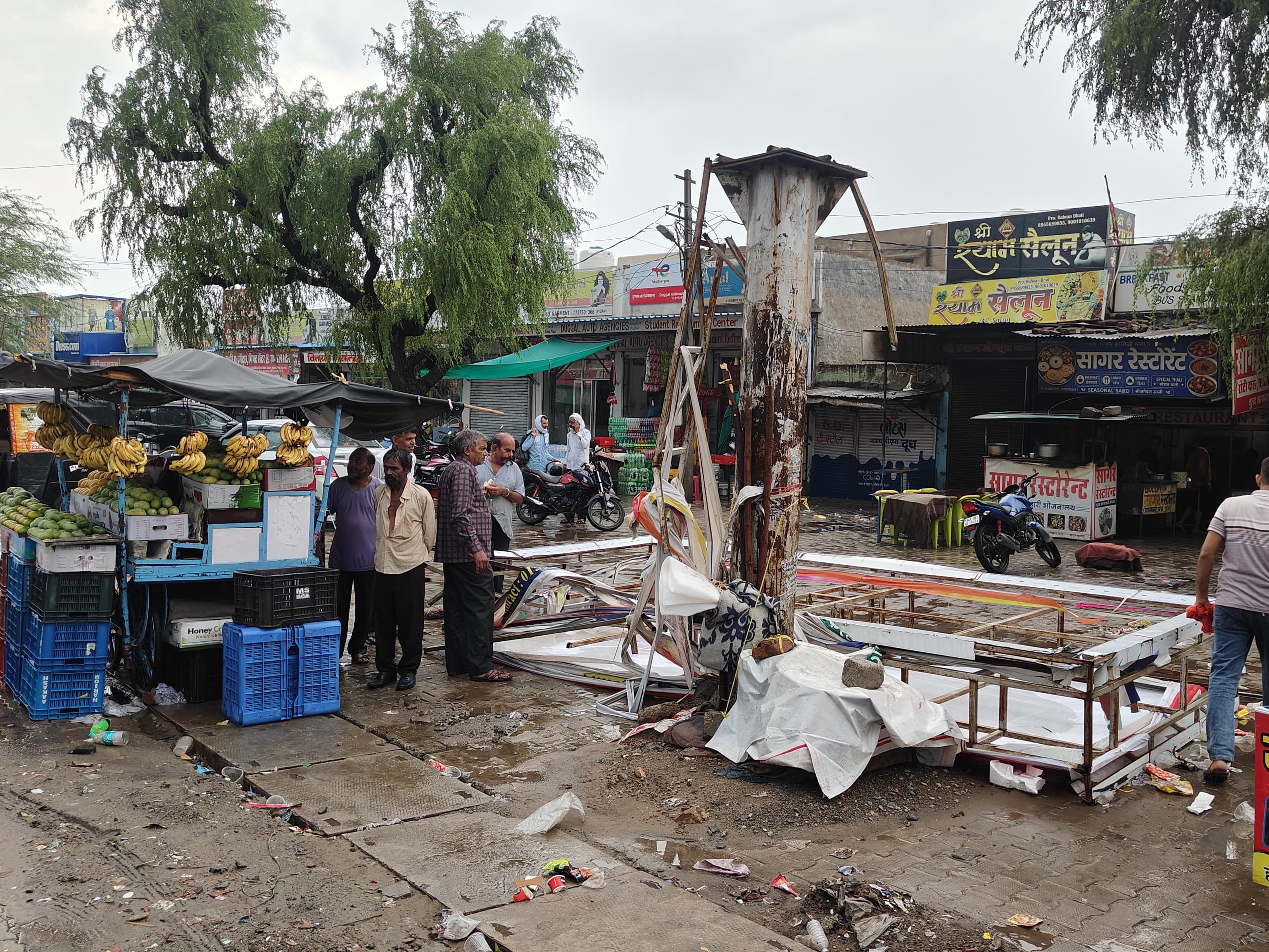 नगरपालिका का एक विशाल होर्डिंग अचानक गिरा। मौके पर फल बेच रहा एक रेहड़ी संचालक बाल-बाल बच गया।