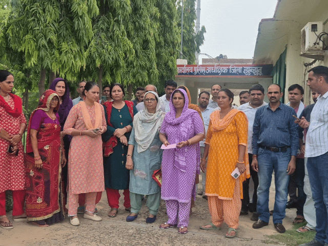 इस घटना के बाद महिला और उसके पड़ोसी और स्थानीय लोग एसपी से मिलने पहुंचे और एप्लीकेशन दी
