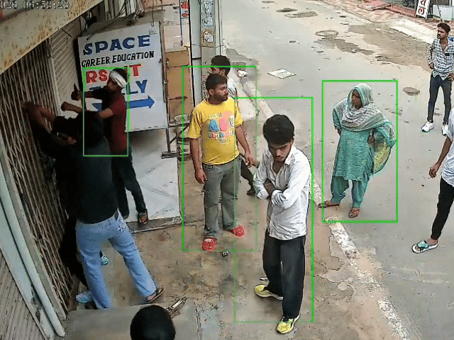 सुबह करीब सात बजे हमलावर गेट को तोड़ने का प्रयास करते दिखे
